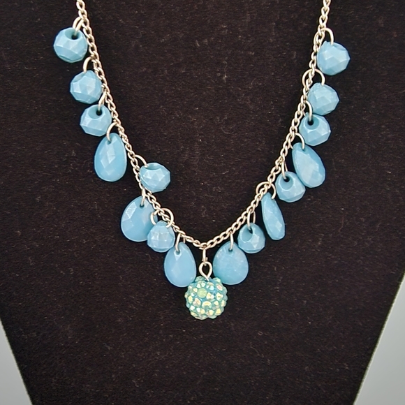 Jewelry - Elegant Blue Beaded Necklace